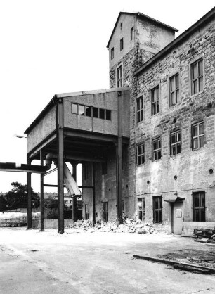 Dresden, Leipziger Straße 6. Ehem. VEB Sanitärporzellan. Gebäude (Teilansicht) mit Beladerutsche für Bruch und Ausschuß