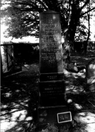 Grabstein 344 (Index: 100111930) Material: Granit Zustand: gut Maße HxBxT: 205x46x31 cm Beschreibung: Obelisk, getreppter Sockel: Grabstein 344