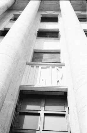 Bukarest: Haus Ugir, Außenansicht, Säulen, Ausschnitt mit Inschrift