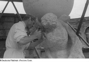 Steinbildhauer arbeitet am Hercules Saxonicus
