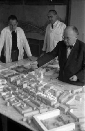 Stuttgart: Die Leiter des Stadtbauamtes vor Stadtmodell, Heier, Baudirektor Gonser, Kesseler