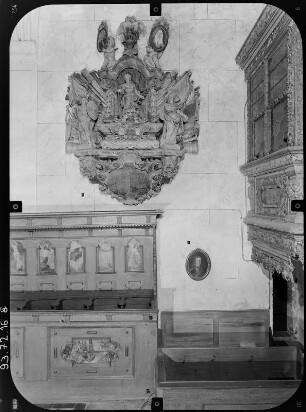 Reichenbach/O.L. Johanneskirche (Wiederaufbau 1674). Ratsherrengestühl und Wandepitaph