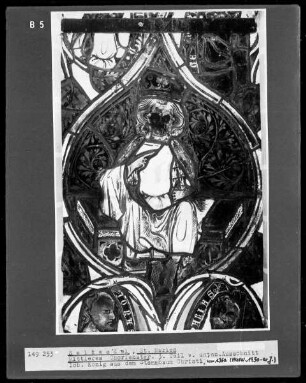 Mittleres Chorfenster mit Szenen aus dem Leben Jesu und Königs- und Prophetenreihe — Mittlere Fensterbahn mit Königen und Propheten — König aus dem Stammbaum Christi