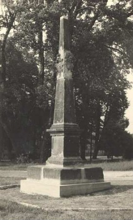 Postsäule vor dem Schloss in Hoyerswerda : Póstowy stołp před Wojerowskim hrodom