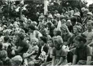 Jugendliches Publikum (im Pionierpark Wuhlheide?)