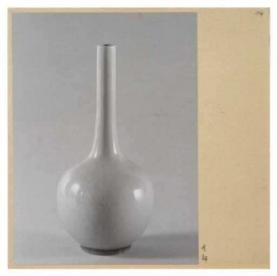Blumenvase aus Fayence (Werkbundkiste Vasen, Bildtafel)