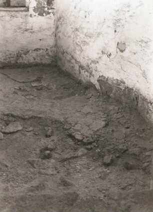 Wechselburg. Stiftskirche. Nebenraum des hohen Chores, Zwickelraum. Teilansicht von maroder Wand und Boden (Estrich)