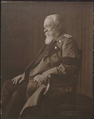 Großherzog Friedrich I., sitzend im Profil nach links, Kniestück.