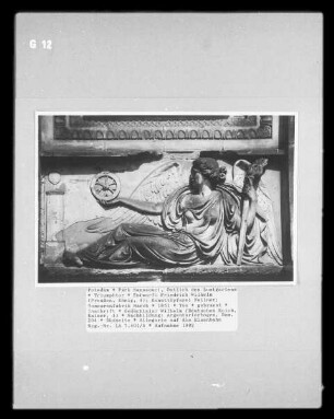 Triumphtor — Relief