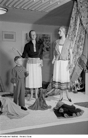 Ausgestellte Kleidungsstücke an Schaufensterpuppen auf der Leipziger Herbstmesse 1954