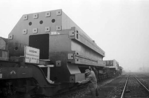 Transport einer stählernen Fräsmaschine von Düsseldorf in die Schweiz mit einem Sondertransportzug der Bundesbahn.