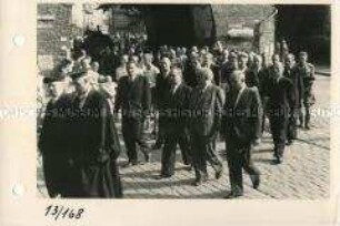 Beisetzung Gerhart Hauptmanns - Wilhelm Pieck im Trauerzug vor dem Rathaus Stralsund