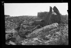 Nicht identifizierbare Ortschaft (Diksmuide (?) (Belgien) oder Rocroi (?) (Dep. Ardennes, Frankreich): zerstörtes massives Kriegsgerät in einem Schutthaufen mit Stahlseilen