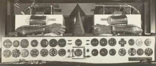 Einzelvitrinen Historisches Museum. Aufnahmen Mai 1942 vor der Bergung