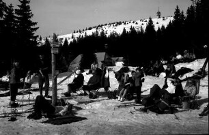 Feldberg: Sich sonnende Leute vor dem Hebelhof; Hintergrund Feldbergturm