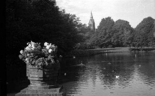 Wilhelmshaven: Kurpark mt Teich, Vordergrund Blumenkübel
