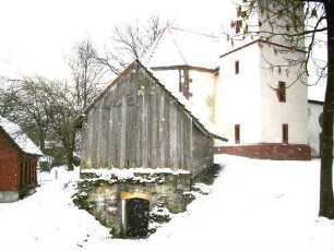 Ansicht von Nordosten mit Kirche und Quellhaus (Quelle unter dem Chor) im ehemaligen Kirchhof