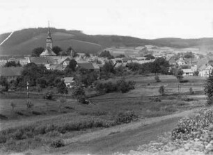 Elstra. Blick über die Stadt zum Schwarzen Berg : Elstra. Blick von Nordosten über die Stadt mit Michaeliskirche zum Schwarzen Berg