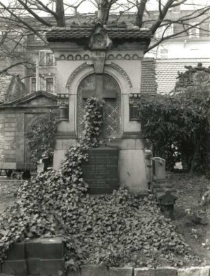 Dresden-Neustadt. Innerer Neustädter Friedhof. Wandgrabmal der Familie Christoph Michael Dietrich. Sandstein, Diorit. nach 1861