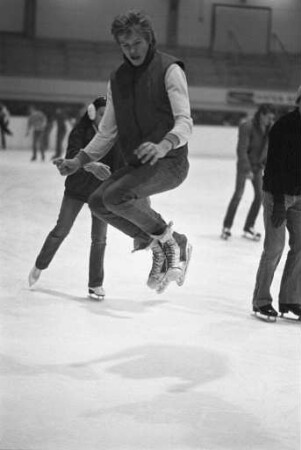 Eislaufhalle Neureut nördlich des Klammwegs in Neureut-Heide