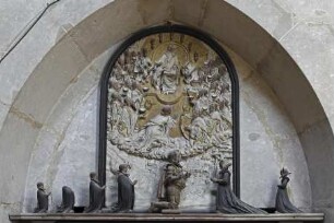 Epitaph mit Relief der Öffnung des Buchs mit den sieben Siegeln