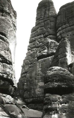 Sächsische Schweiz, Schrammsteine. Großes Schrammtor zwischen Ostertürmen und Schrammtorwächter. Blick nach Südosten