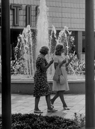 Hamburg-Osdorf. Elbe-Einkaufszentrum. Frauen vor einem Wasserspiel. Sie lassen sich ein Eis schmecken