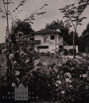 München. Außenansicht Haus Grünwald mit Garten