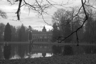 Schloss Favorite; Gartenansicht; Vordergrund Teich