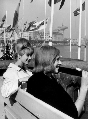 Hamburg. Neustadt. Zwei Frauen sitzen auf einer Bank am Jungfernstieg. Eine isst Eis.