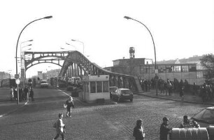 Grenzübergangsstelle Bornholmer Straße nach der Maueröffnung