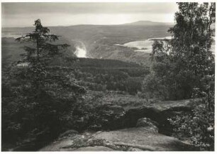 Blick vom Klipphorn am Großen Winterberg nach Süden ins Elbtal. Im Hintergrund der Hohe Schneeberg