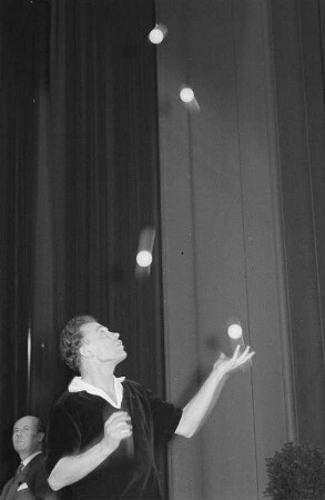 Jongleur auf der Bühne einer kulturellen Veranstaltung für Bauarbeiter im Vorfeld des II. Deutsches Turn- und Sportfestes 1956 in Leipzig