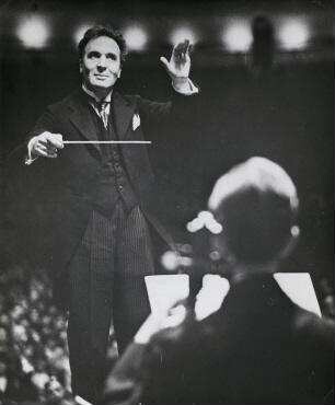 Bruno Walter dirigiert