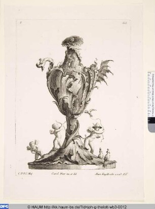 Aus Blattwerk gebildete Vase und Putti mit Attributen der Luft