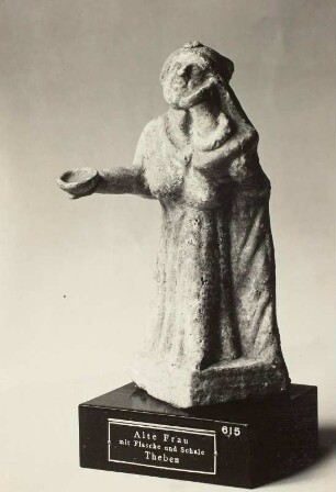 Alte Frau mit Flasche