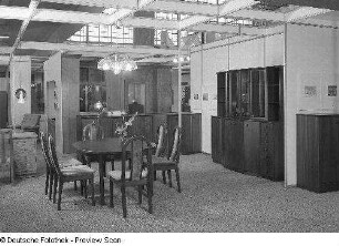 Ausstellungskoje mit Wohnzimmermöbeln des VEB Möbelkombinat Dresden-Hellerau