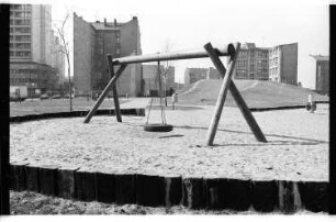 Kleinbildnegativ: Spielplatz, 1982