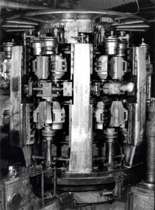 Freital, Dresdner Straße 136. Glashütte Freital. Werkhalle. Glasproduktion. Produktionsanlage. Detail: Mechanik