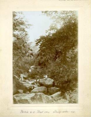 Richard Zimmermann, Schwager des Expeditionsleiters Bruno Knochenhauer, mit koreanischen Begleitern auf Felsbrocken stehend bzw. sitzend, während einer Wanderung im Tal von Sang-wön-an nahe des Buddhistenklosters Mio-han-san (nord-nordöstlich von Kaechon und nahe Wol-lihm)
