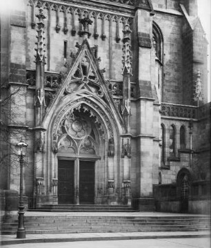 Leipzig, Thomaskirche, Hauptportal an der Westseite, davor Gaslaterne
