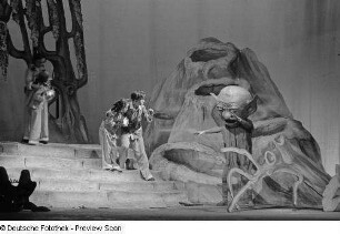 Szene des Theaterstücks "Peterchens Mondfahrt" im Theater der Jungen Welt