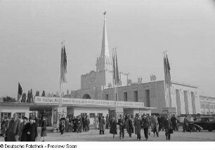 Besucher vor dem Sowjetischen Pavillon