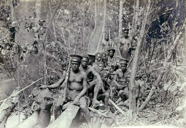 "Les treize compagnons lors d'une halte dans la forêt"