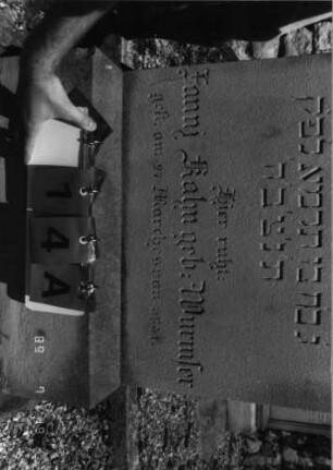 Grabstein 14 (Index: 99796569) Material: Sandstein Zustand: Abschluß beschädigt Maße HxBxT: 122x63x19 cm Beschreibung: Stele, Sockel, giebelart. Abschl. m. Verdachung, rechteck. erhöht Symbolik: gestelztes Rundbogenfries: Grabstein 14A