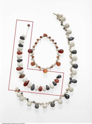 Kette bestehend aus 24 tropfenförmigen Perlen und einer kleinen Kugelperle