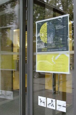 Plakat an der Eingangstür