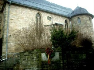Langhaus (Gegründet im 16. Jhd) mit Rundturm (ein Wehrturm der früheren Adelsburg) über Traufseite Süd
