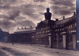 Fischerstraße. Mittelbau mit Turm