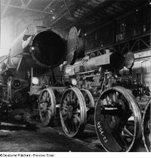 Berlin-Tempelhof, Reichsbahnausbesserungswerk, Radsätze und Vorderfront einer Lokomotive der Baureihe 52